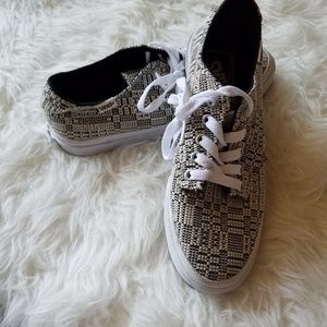 Van's ultra cush black and white